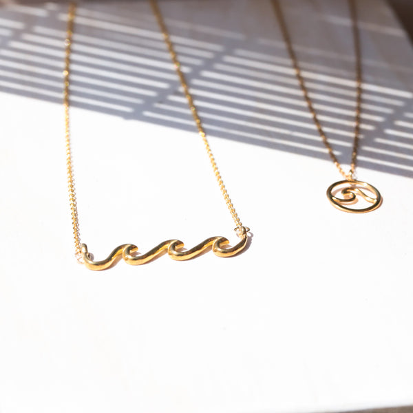 SMALL WAVE DISC NECKLACE