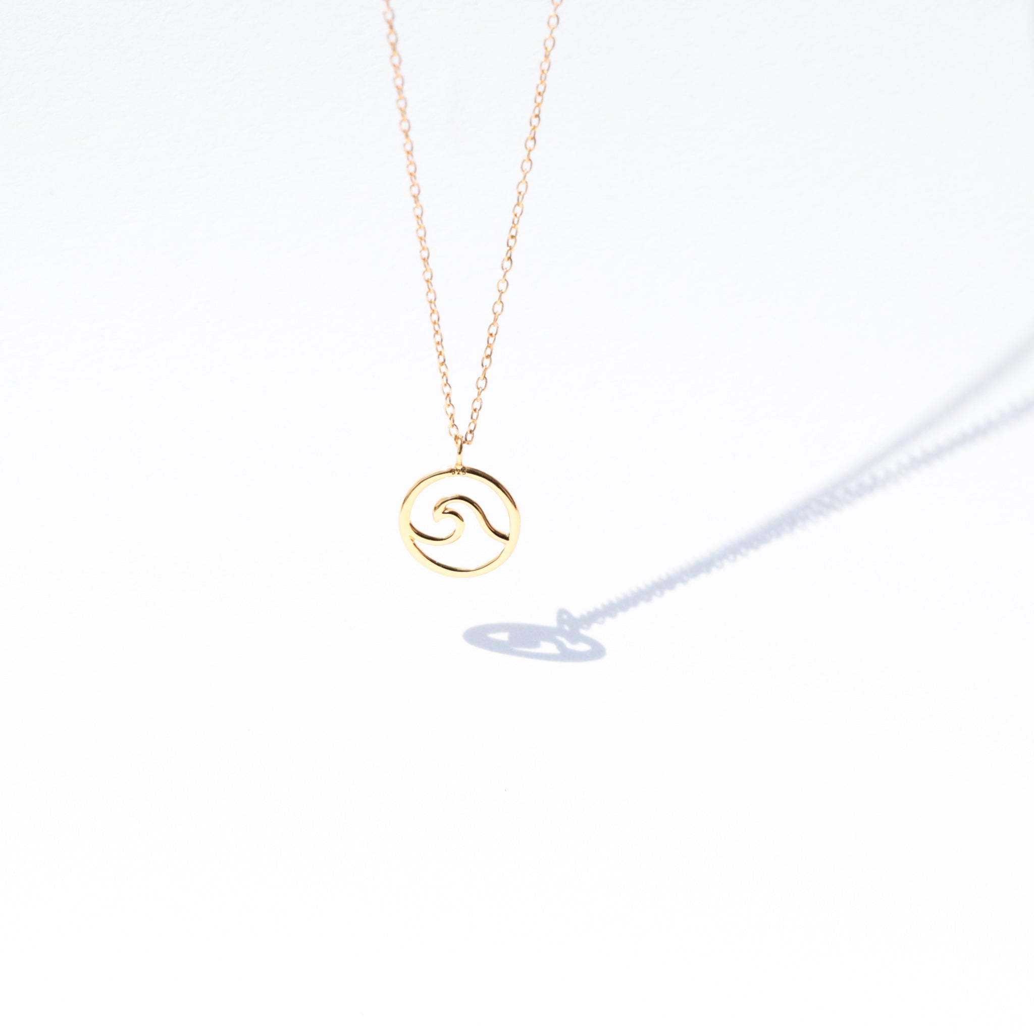 SMALL WAVE DISC NECKLACE